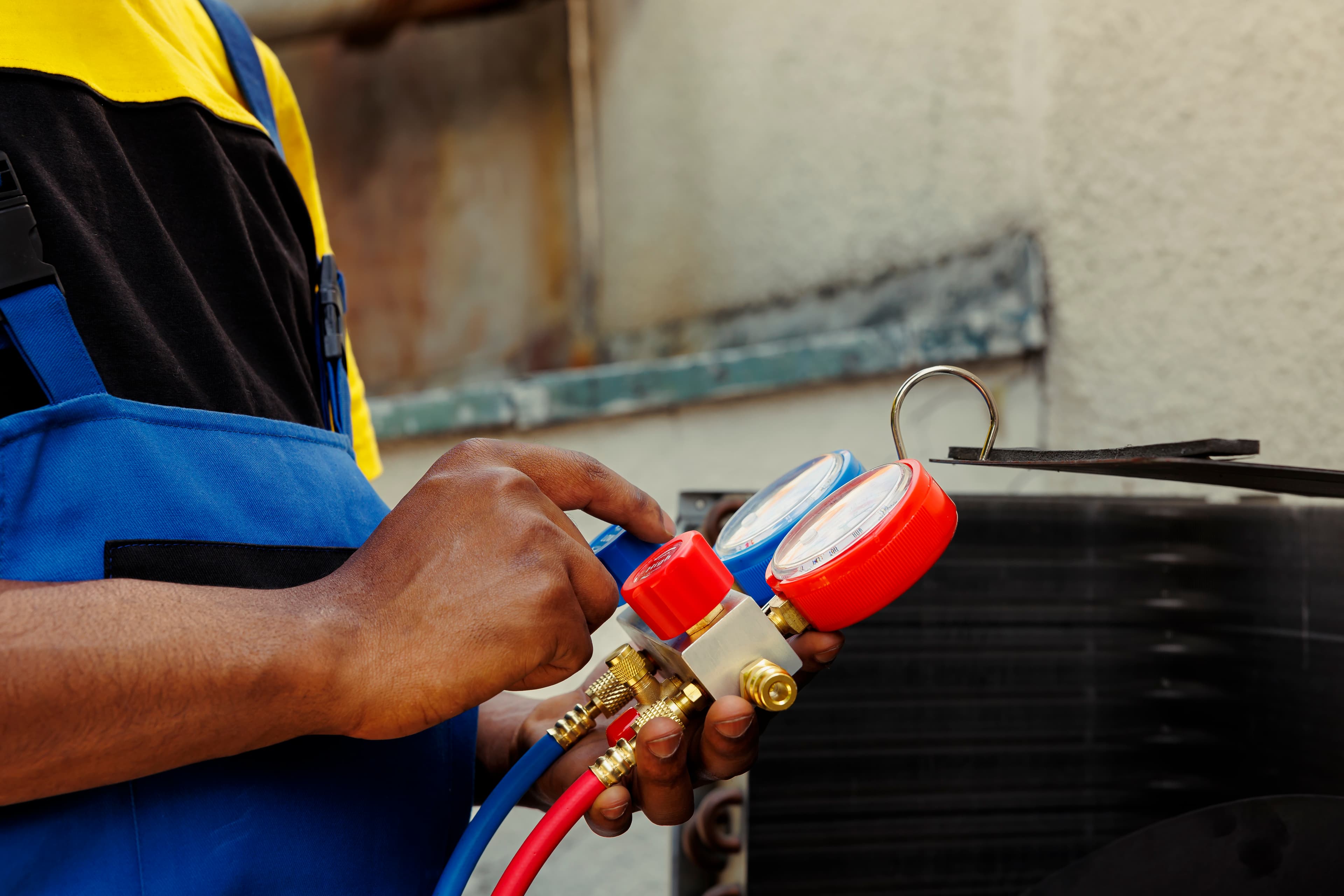 Técnico de reparación de aire acondicionado